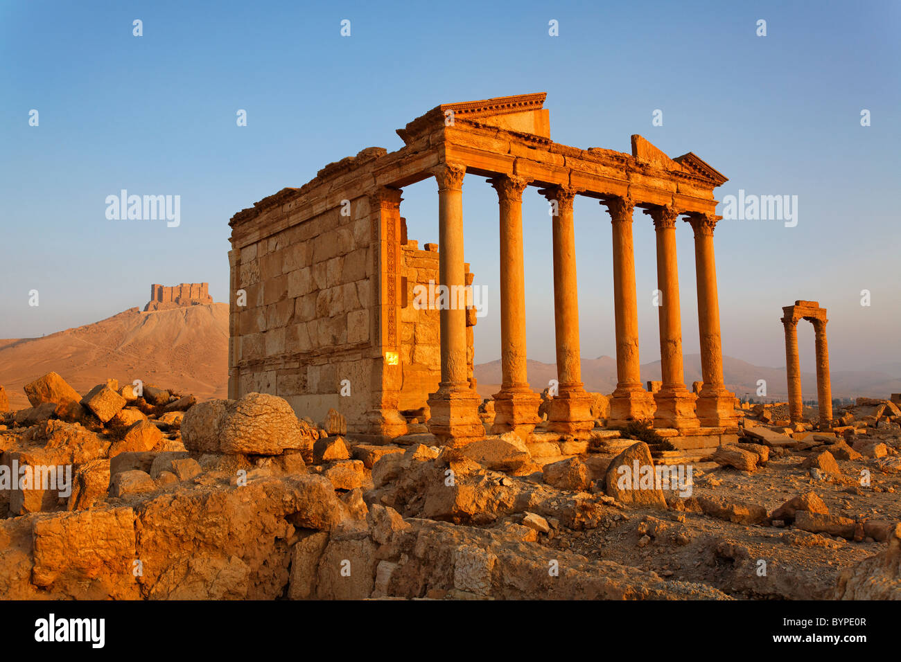 Le temple funéraire et le château arabe à Palmyra, Syrie Banque D'Images