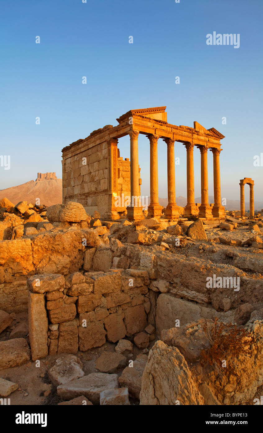 Le temple funéraire et le château arabe à Palmyra, Syrie Banque D'Images