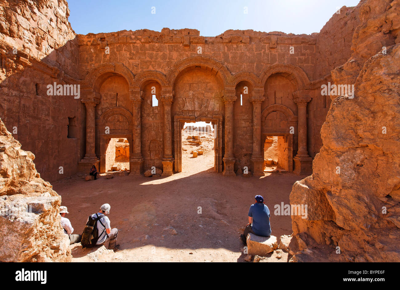 Porte dans les murs de la ville de ruines de Rasafa, Syrie Banque D'Images