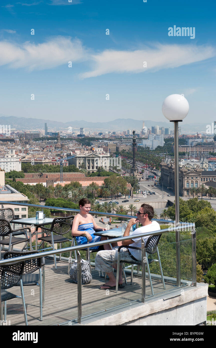 Cafe avec vue sur Barcelone Banque D'Images