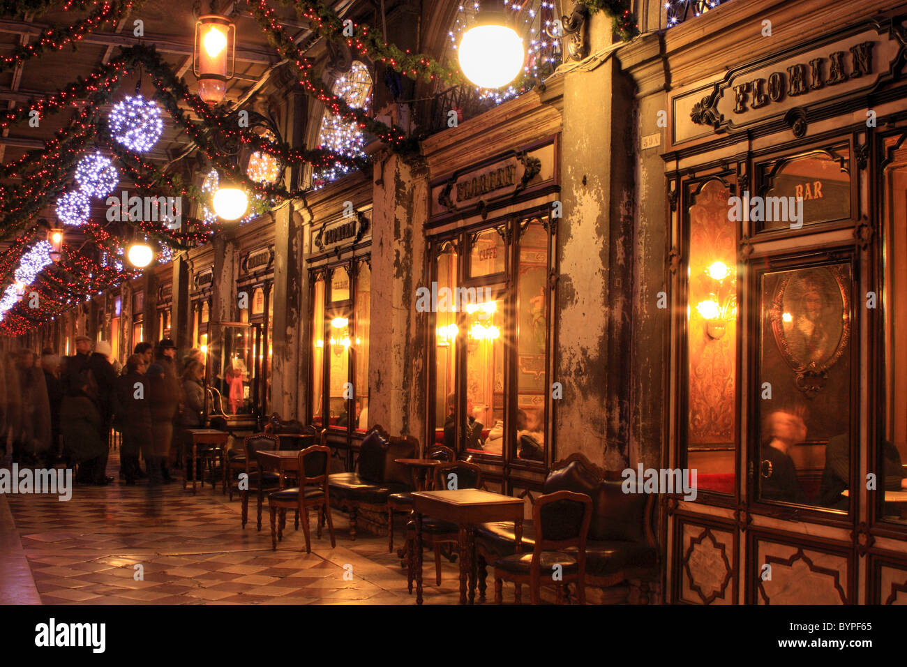 Cafe Florian avec des lumières de Noël, Venise, Italie Banque D'Images