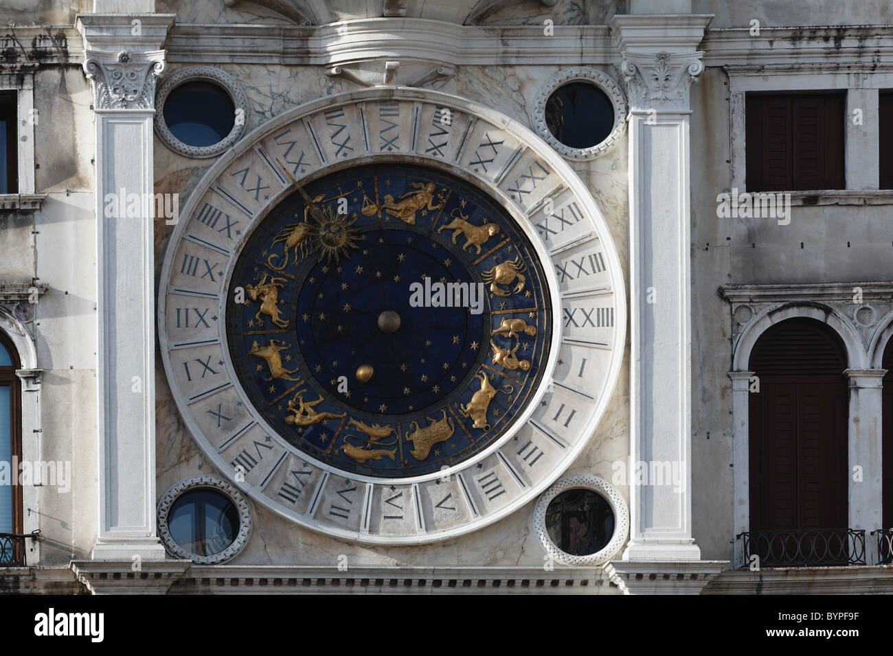 Vue rapprochée de l'horloge de la tour de l'horloge, Venise, Italie Banque D'Images