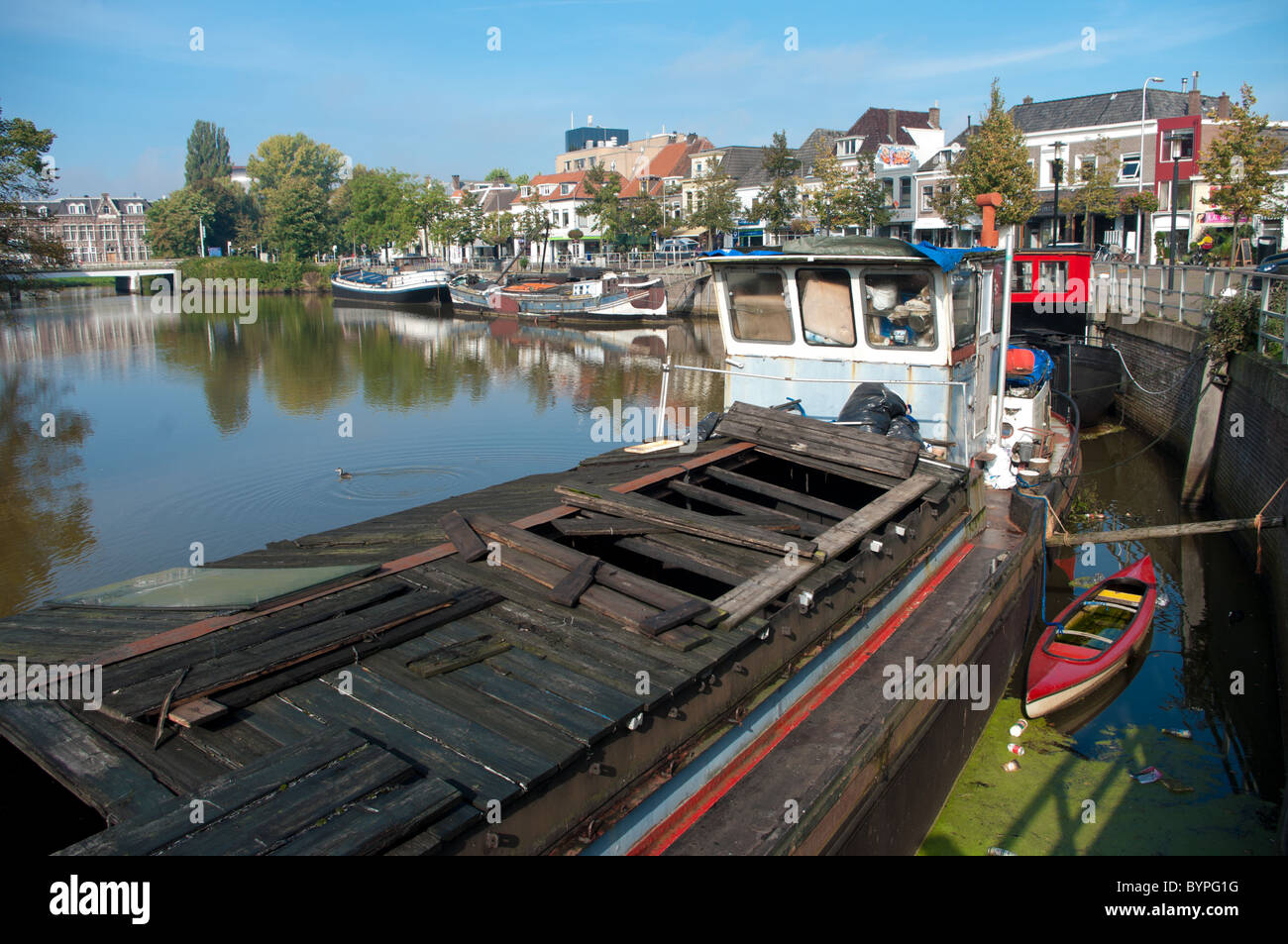 Ancienne barge canal en décomposition à Zwolle, Pays-Bas Banque D'Images