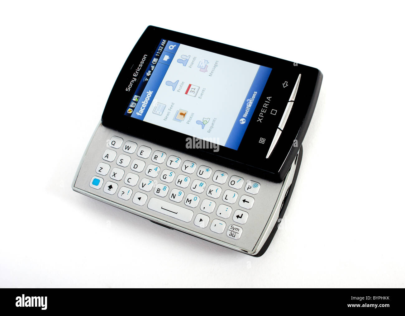 Le nouveau Sony Ericsson Xperia mini pro téléphone mobile avec clavier QWERTY complet coulissant out ; montrant Google Android Facebook Banque D'Images