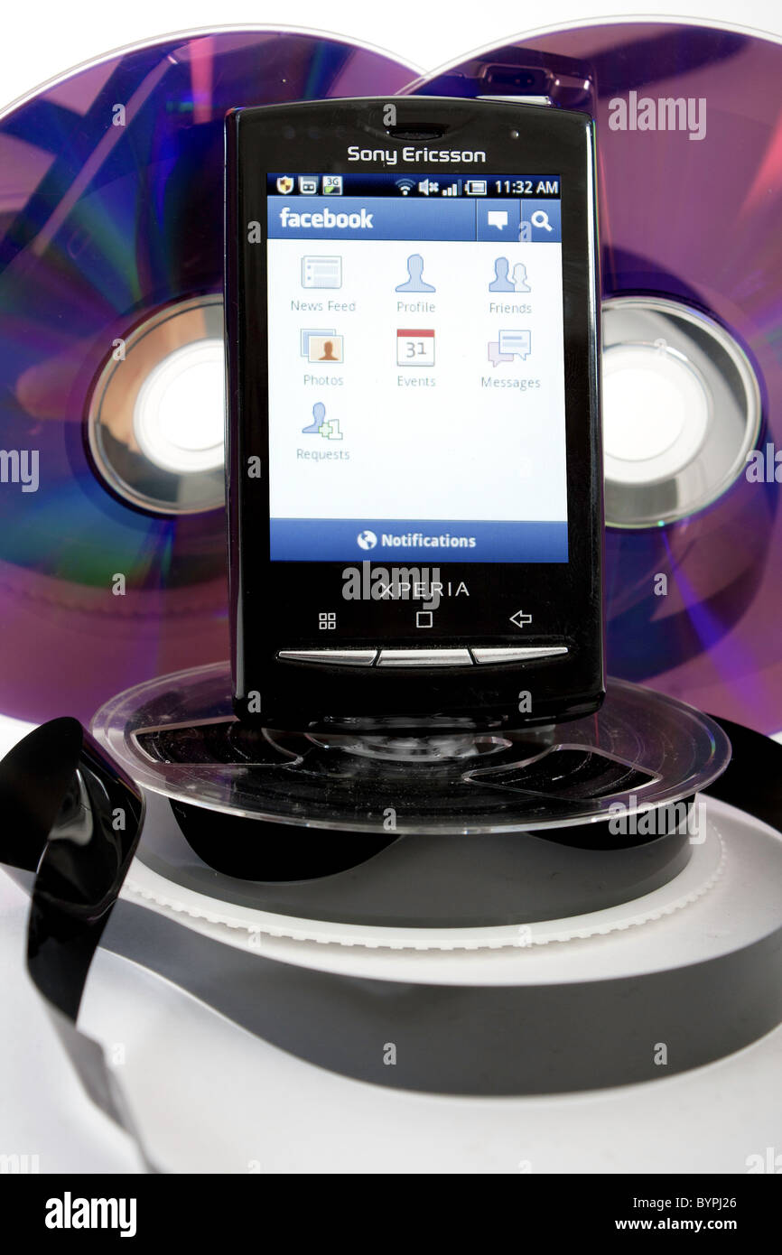 Le nouveau Sony Ericsson Xperia mini pro téléphone mobile avec clavier QWERTY complet coulissant out ; montrant Google Android Facebook Banque D'Images