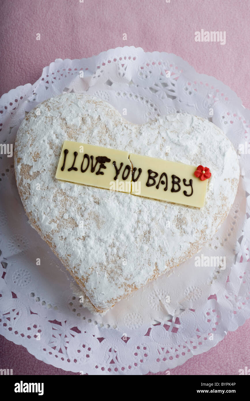 Patisserie En Forme De Coeur Avec Lettrage Decoratif Sur Le Chocolat Blanc La Lecture I Love You Baby Photo Stock Alamy