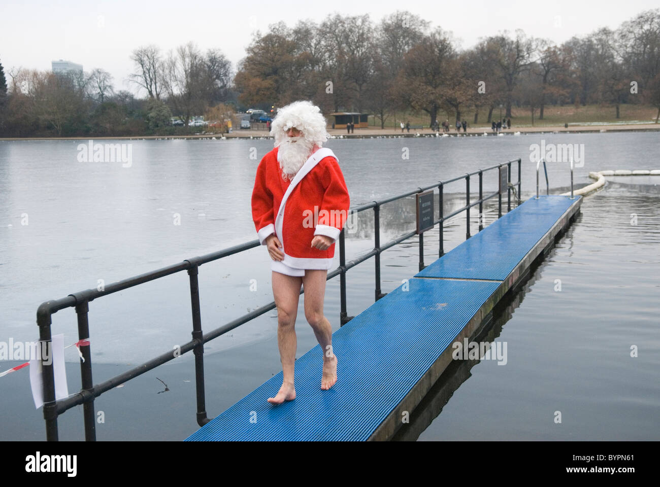 Père jour de Noël baignade matinale. Club de natation serpentine. Nage de course traditionnelle annulée en raison de la glace. 2010, 2010S HOMER SYKES Banque D'Images