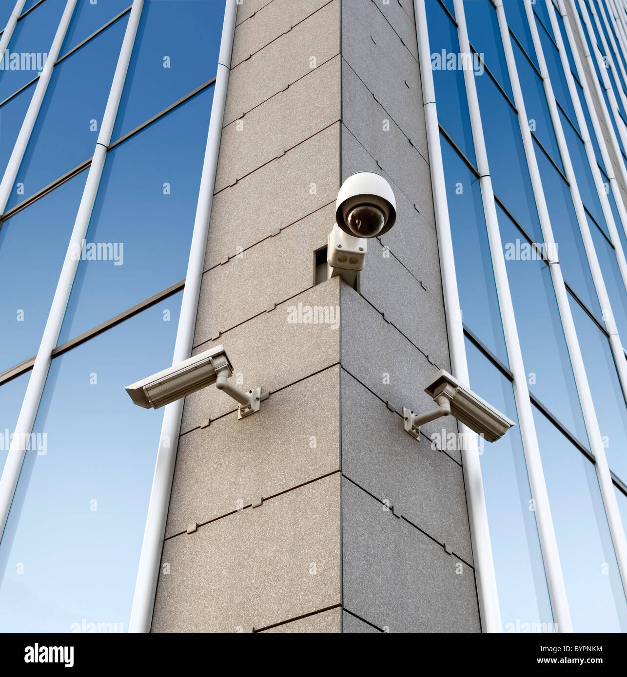 Trois caméras de sécurité attaché à l'immeuble de bureaux corner Banque D'Images