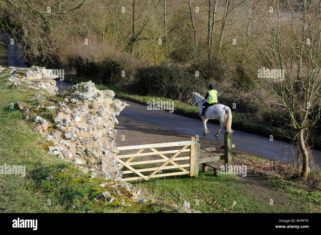 Mur romain à Silchester dans le Hampshire le sud de l'Angleterre se rendant sur le cheval et le cavalier Banque D'Images