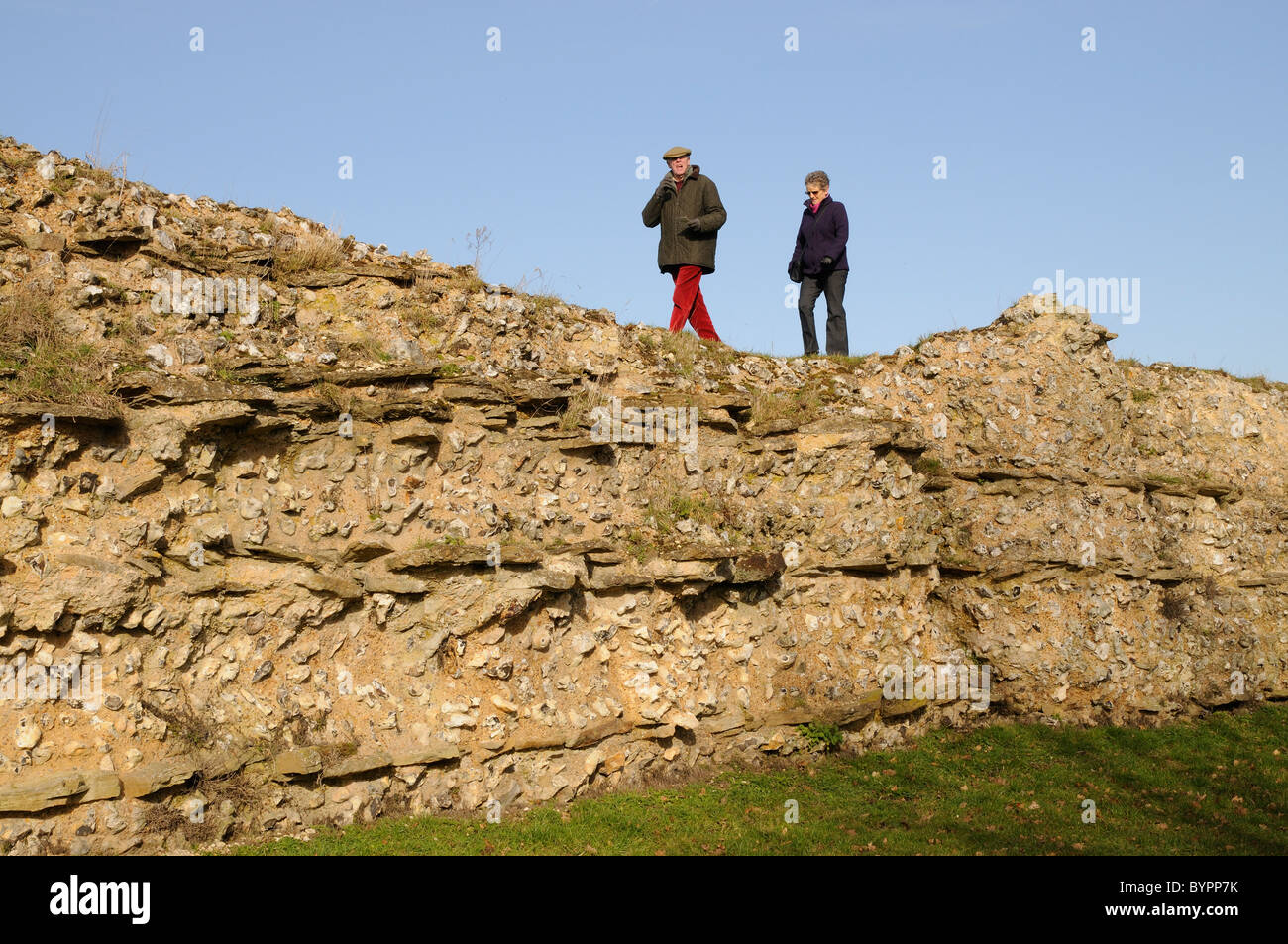 Murs romains au sud de l'Angleterre dans le Hampshire Silchester Visiteurs marchant le long de l'ancien mur Banque D'Images