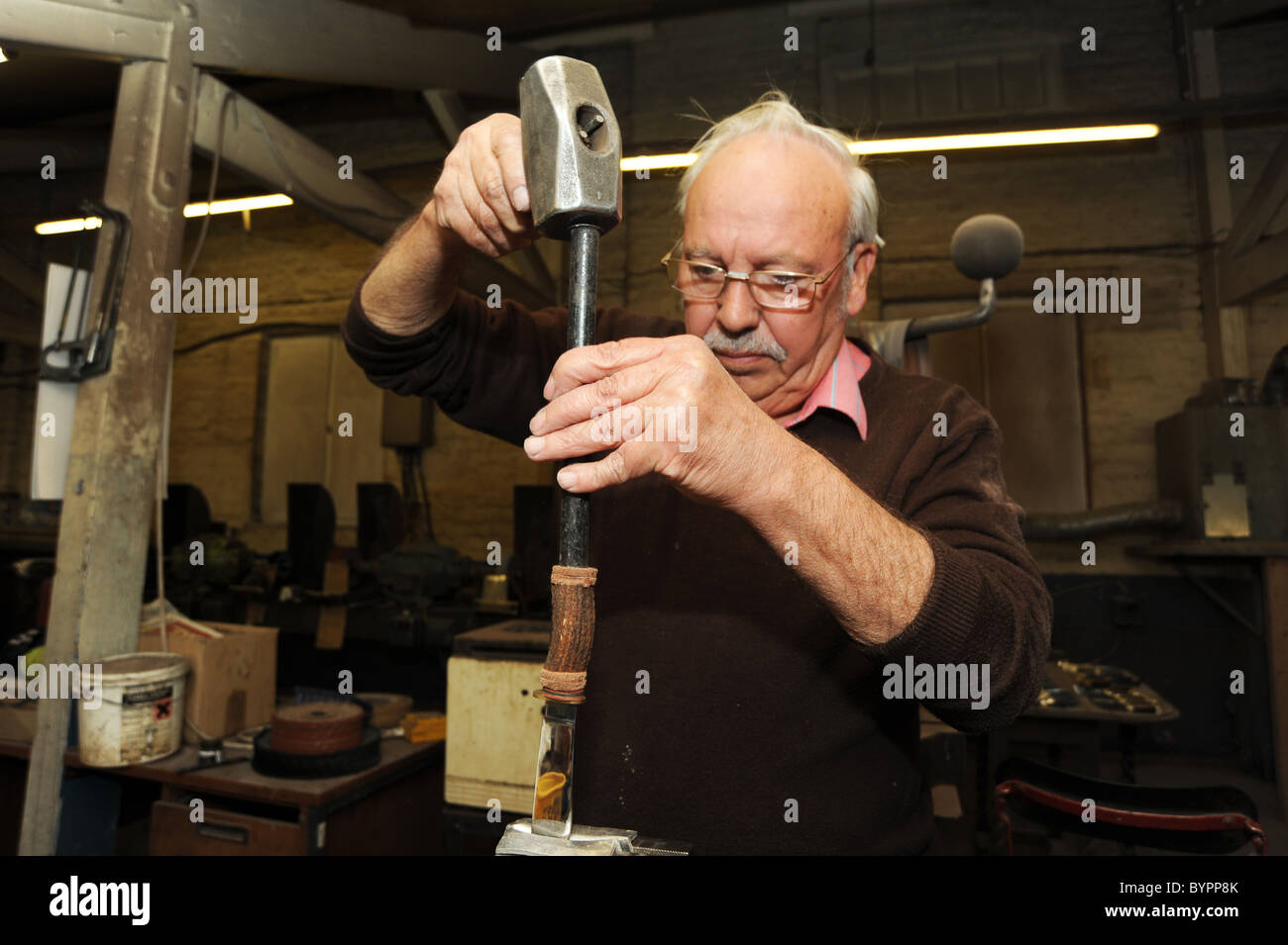 Un homme de 75 ans travaillent encore dans sa propre entreprise comme un artisan de faire des couteaux de poche à Sheffield Banque D'Images