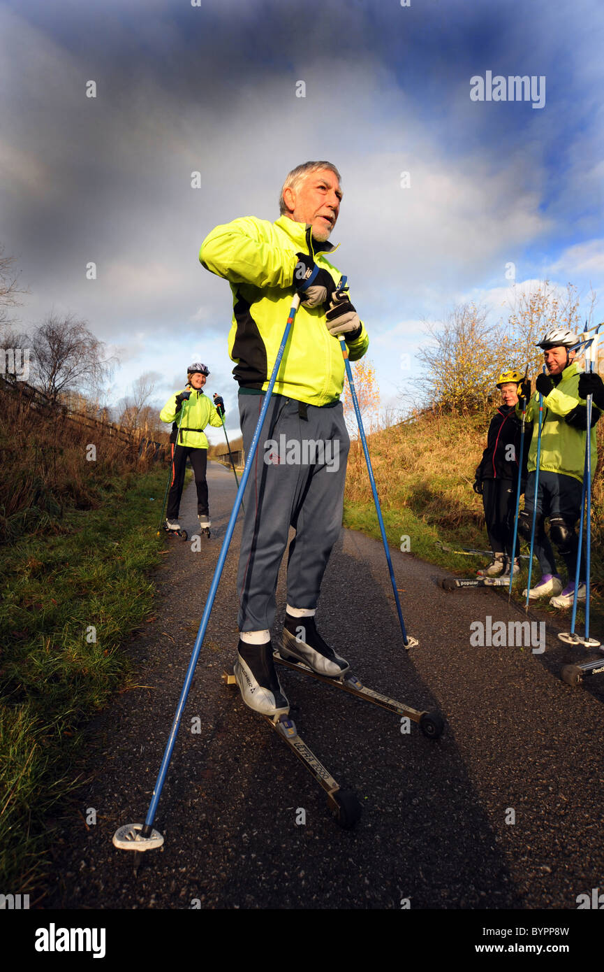 Yorkshire Dales Cross Country Ski Club rollerski le long de l'ancienne ligne de chemin de fer, Bradford, une solution au problème du Banque D'Images