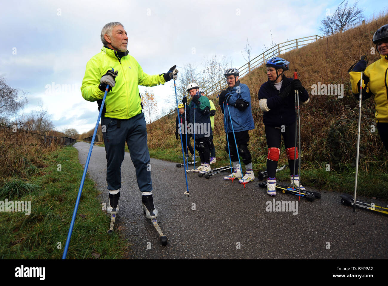 Yorkshire Dales Cross Country Ski Club rollerski le long de l'ancienne ligne de chemin de fer, Bradford, une solution au problème du Banque D'Images