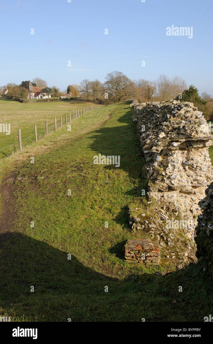 Mur romain à Silchester dans le Hampshire le sud de l'Angleterre et au loin l'église paroissiale de St Marys Banque D'Images