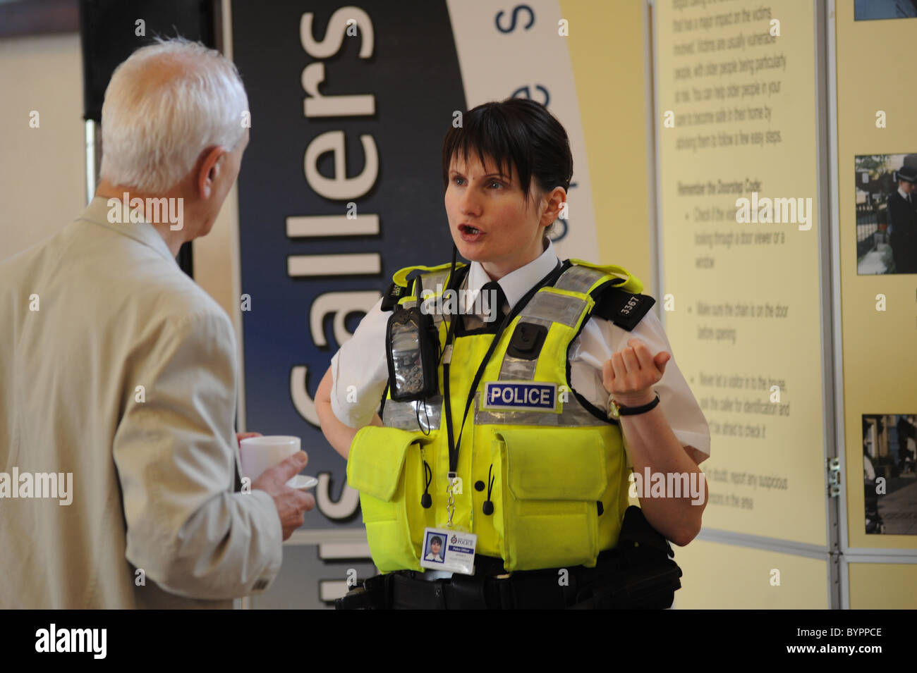 Rencontrez les membres de la communauté policière lors d'une tournée d'information, Bradford Banque D'Images