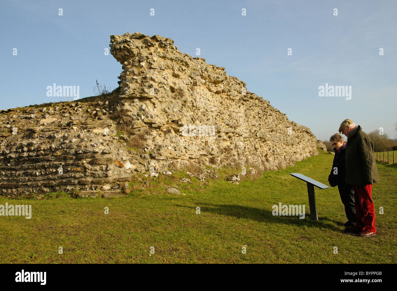 Murs romains au sud de l'Angleterre dans le Hampshire Silchester lecture visiteurs un panneau d'information à l'une des passerelles qui restent Banque D'Images