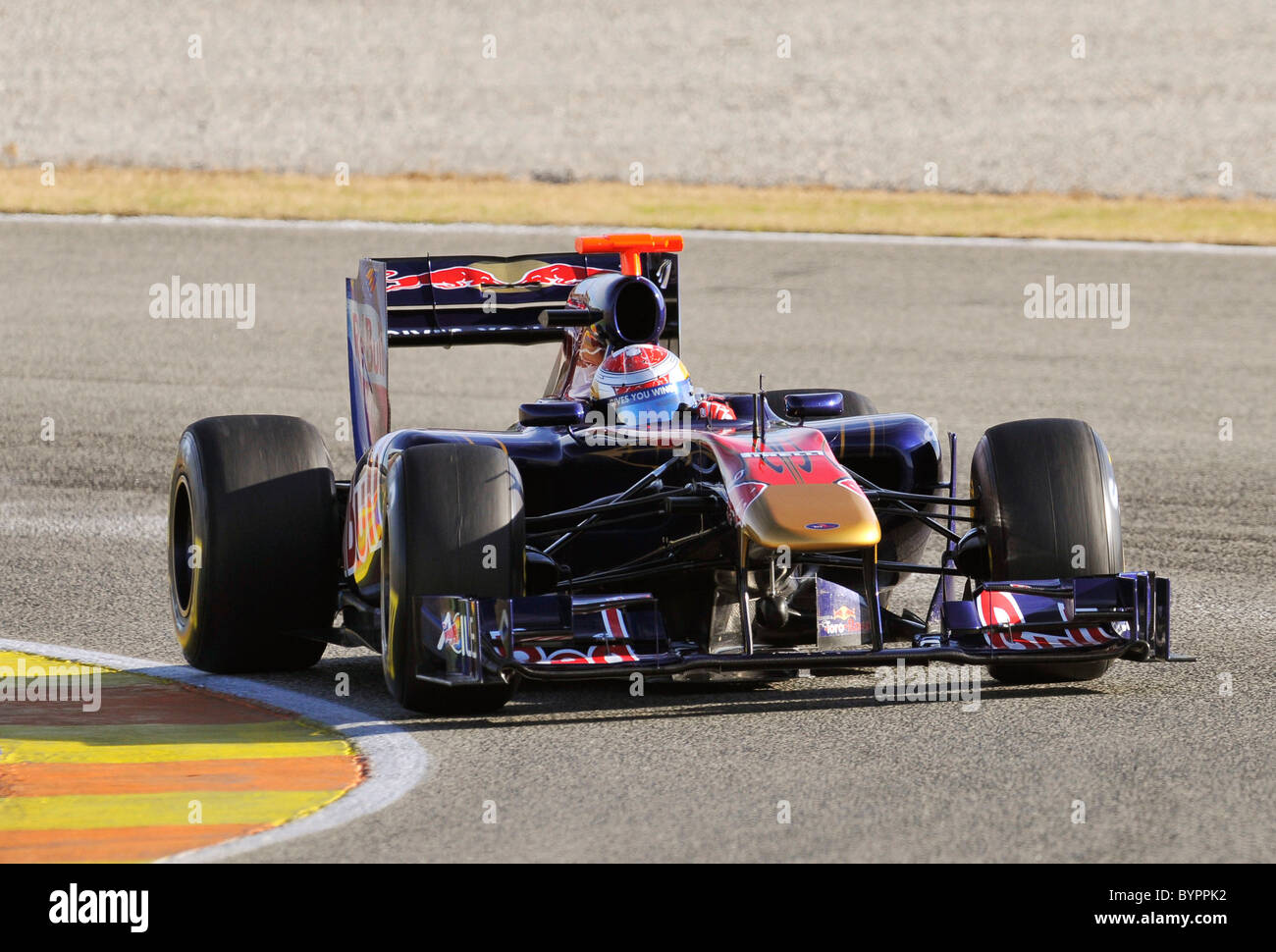 Sébastien Buemi (SUI) dans la Scuderia Toro Rosso STR 6 voiture de course de Formule 1 Banque D'Images