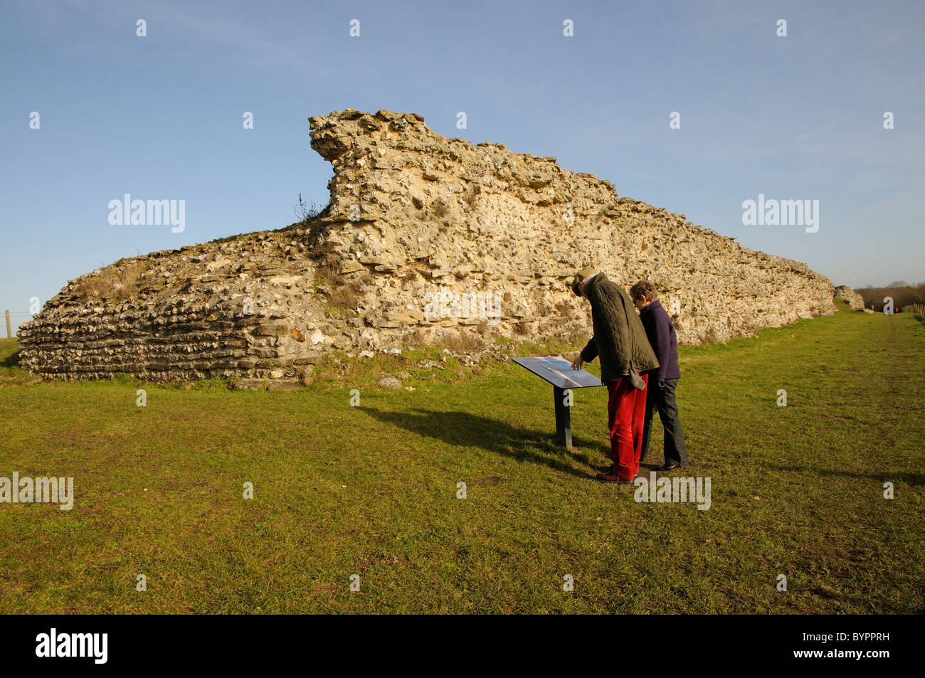 Murs romains au sud de l'Angleterre dans le Hampshire Silchester lecture visiteurs un panneau d'information à l'une des passerelles qui restent Banque D'Images
