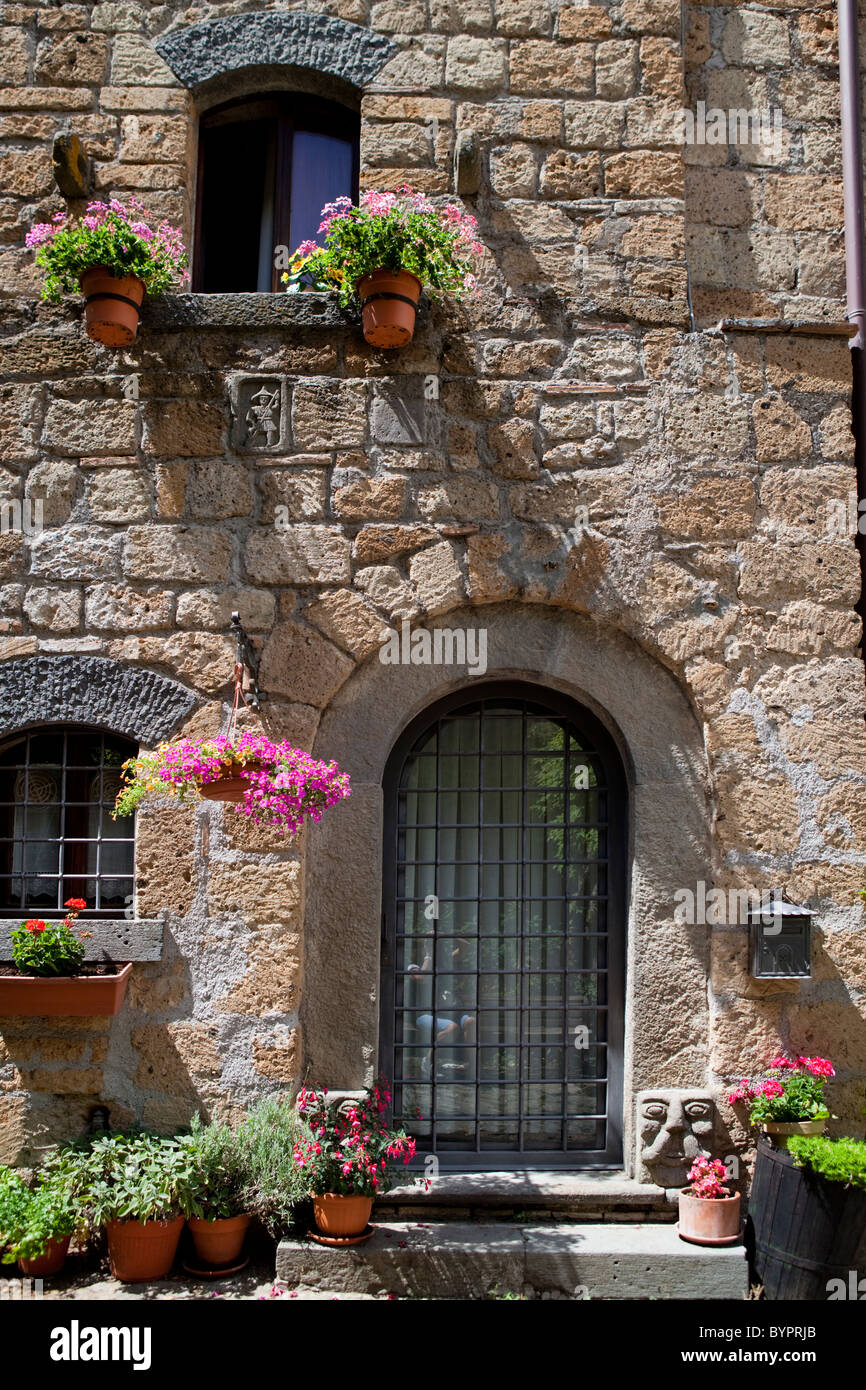 Jolie maison ancienne à l'extérieur. Civita di Bagnoregio, Viterbe, Latium, Italie Banque D'Images