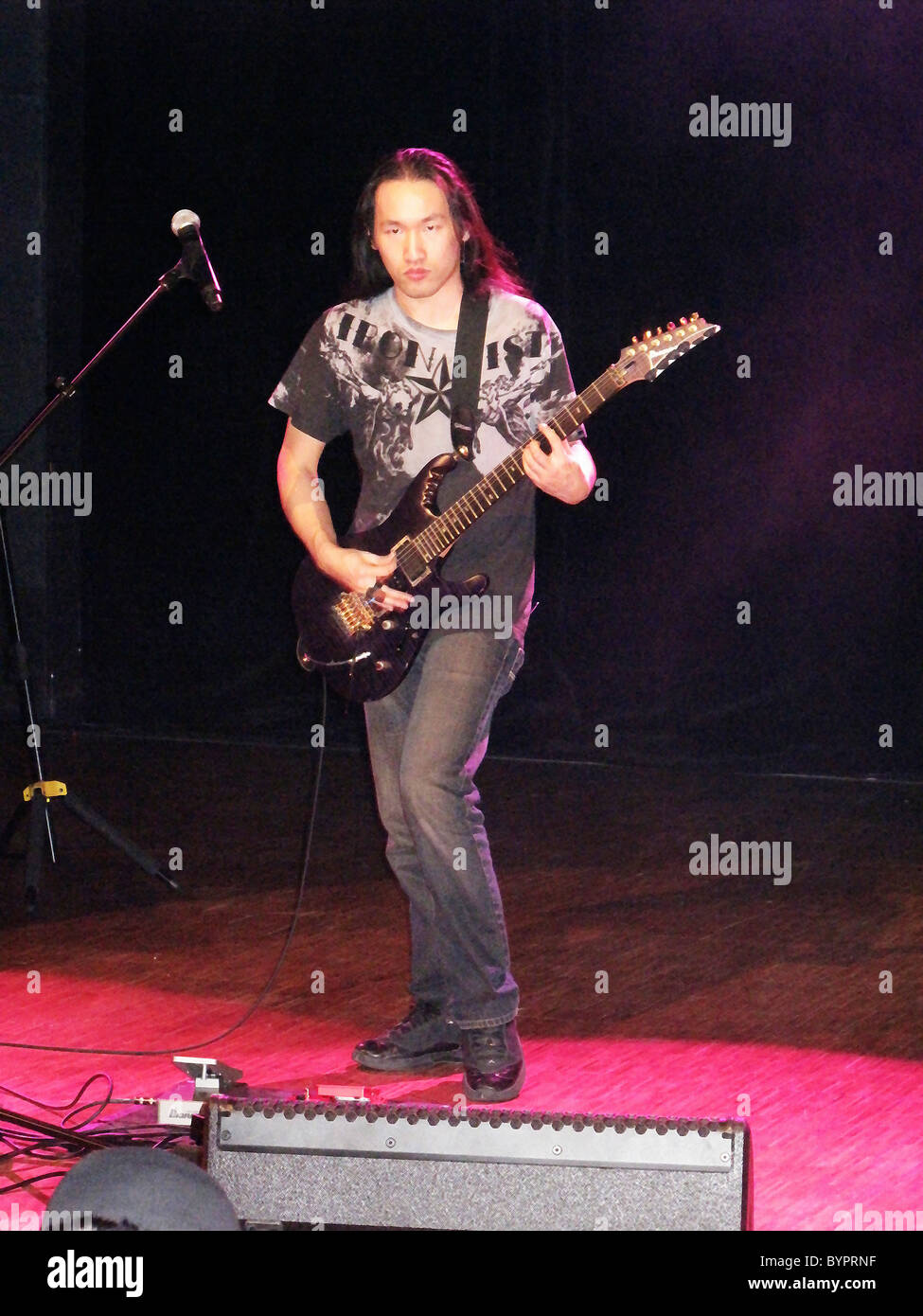 Herman Li, guitariste du groupe Dragonforce,Metal, jouer avec une guitare  électrique Ibanez,la musique,la musique et moi,Paris,France Photo Stock -  Alamy