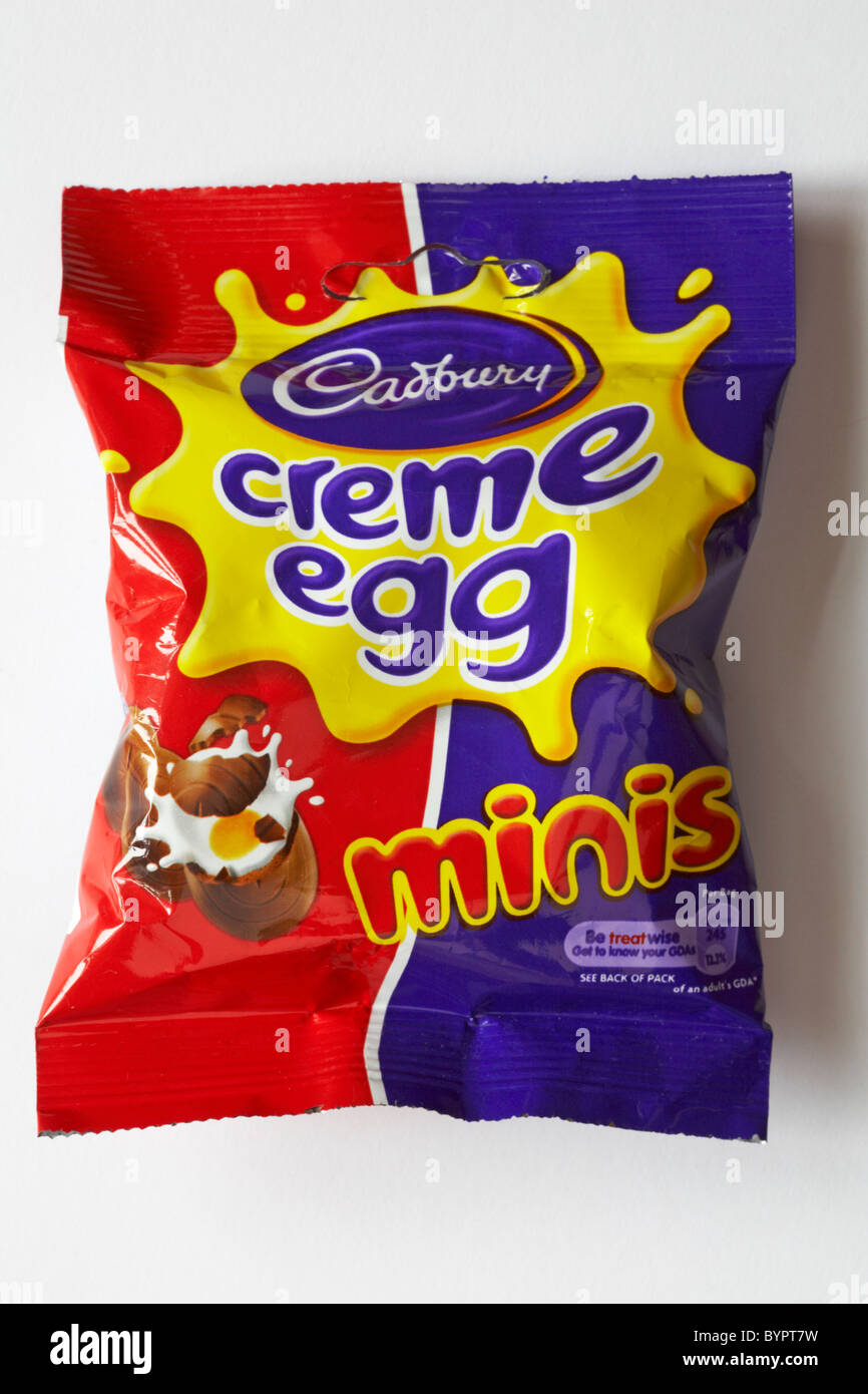 Sachet de Cadbury creme egg minis isolé sur fond blanc - prêt pour Pâques Banque D'Images