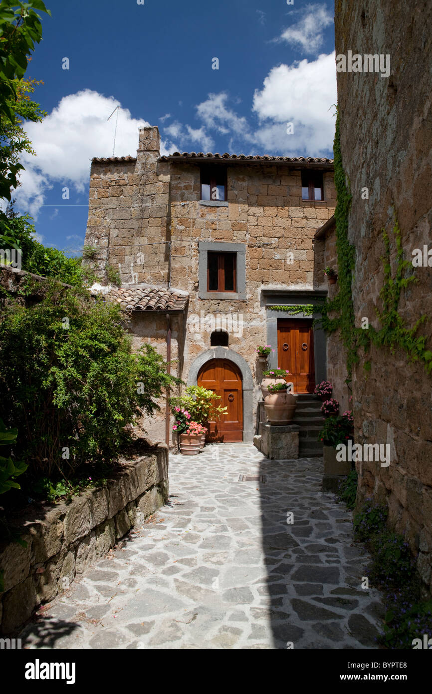 Rues et maisons à Civita di Bagnoregio, Viterbe, Latium, Italie Banque D'Images