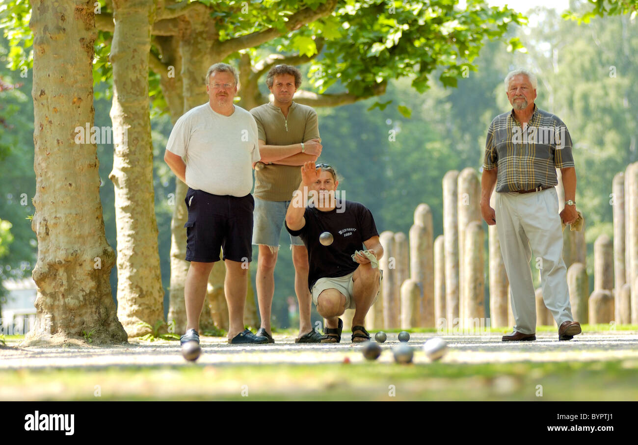 Quatre hommes jouant aux boules, pétanque Banque D'Images