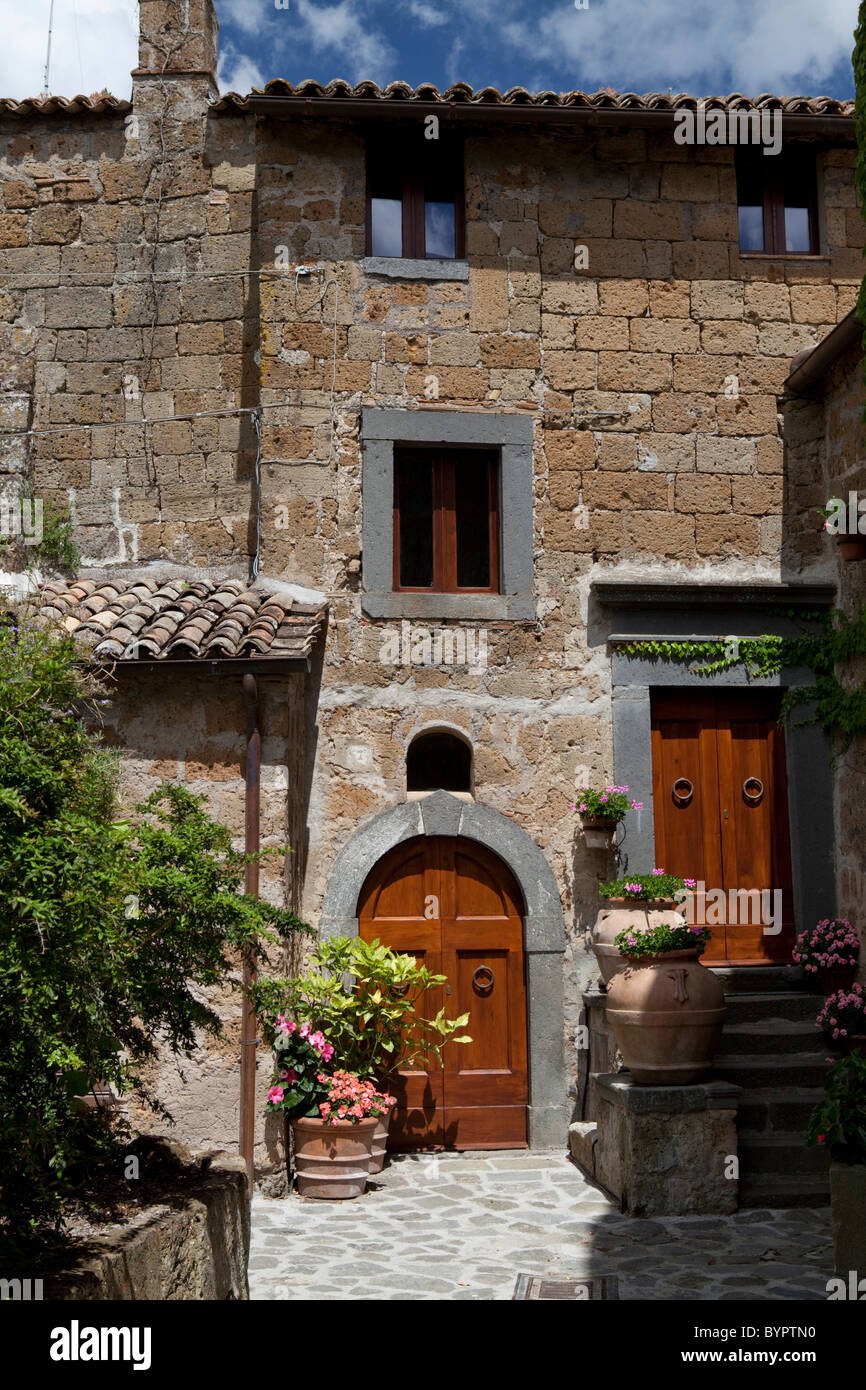Des portes dans Civita di Bagnoregio, Viterbe, Latium, Italie Banque D'Images