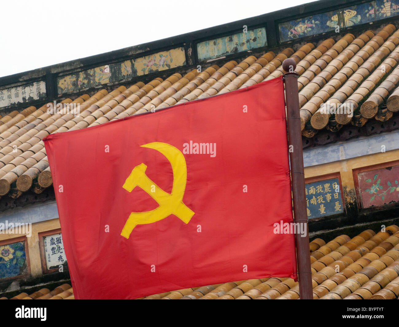 Le VIETNAM. Drapeau communiste À L'ENTRÉE DE LA CITADELLE DE HUE Banque D'Images