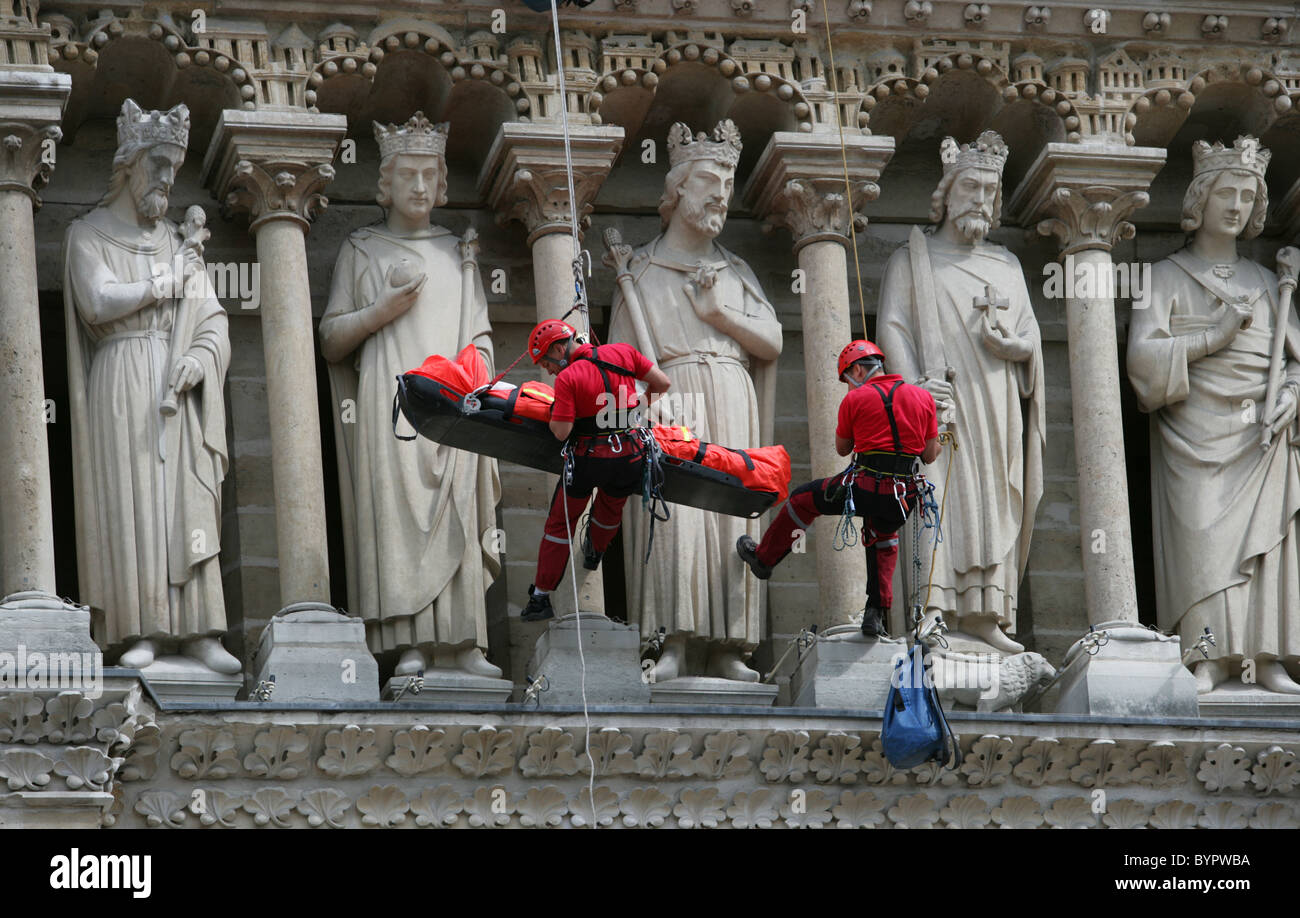 Une équipe de sauvetage sur la cathédrale Notre Dame de Paris.L'architecture gothique française. Banque D'Images