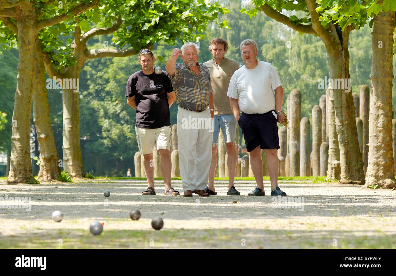 Quatre hommes jouant aux boules, pétanque Banque D'Images