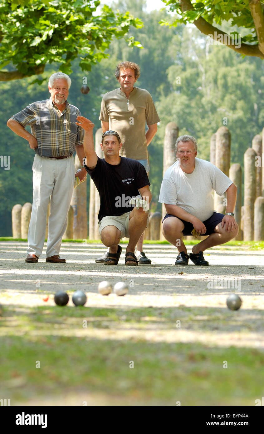 Quatre hommes jouant aux boules, pétanque Banque D'Images