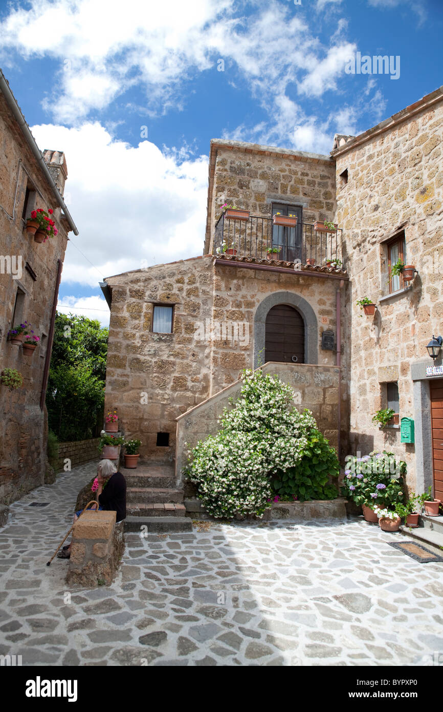 Maison construite en pierres typiques de la région dans l'ancienne ville étrusque de Civita di Bagnoregio, lazio, Italie Banque D'Images