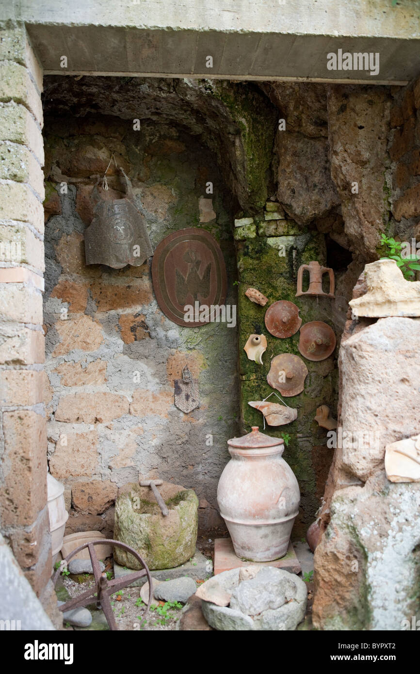 Produits d'origine étrusque et d'autres trucs dans un jardin privé cave à Civita di Bagnoregio, lazio, Italie Banque D'Images