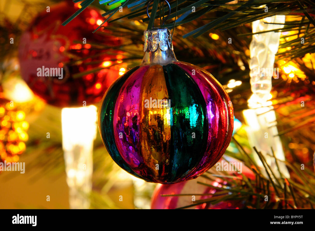 Décorations de Noël en verre pendaison en arbre. Banque D'Images