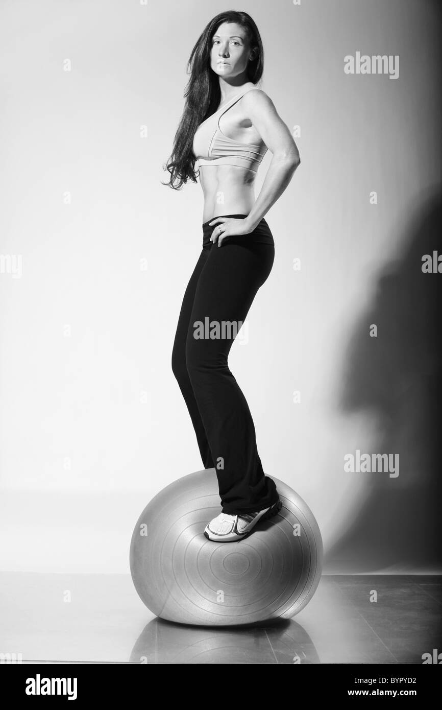 Une femme dans l'usure d'entraînement debout sur une boule d'exercice ; troutdale, Oregon, United States of America Banque D'Images