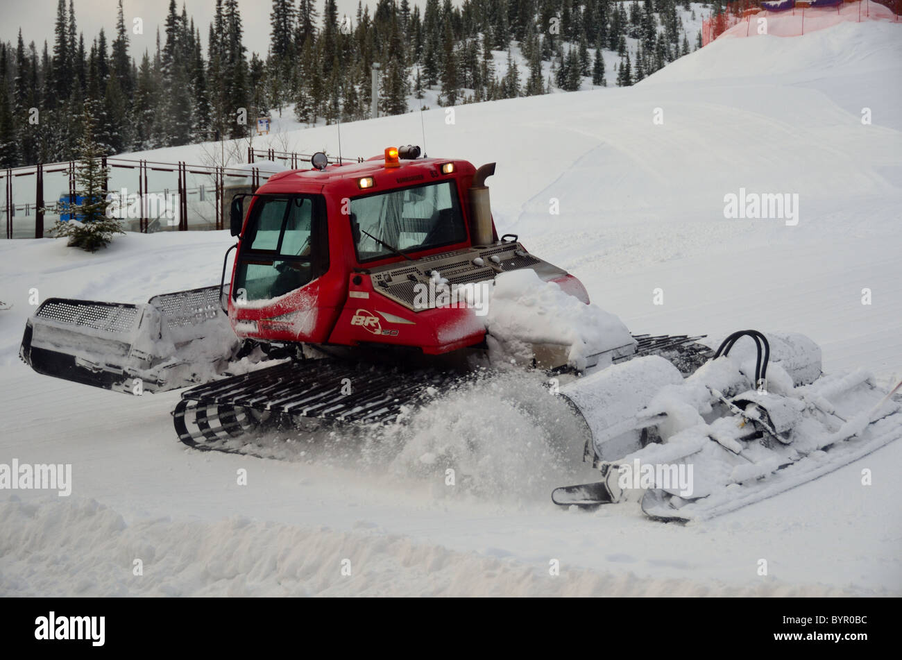 En chenillette, une machine utilisée pour la neige. Station de ski de Big Sky, Montana, USA. Banque D'Images