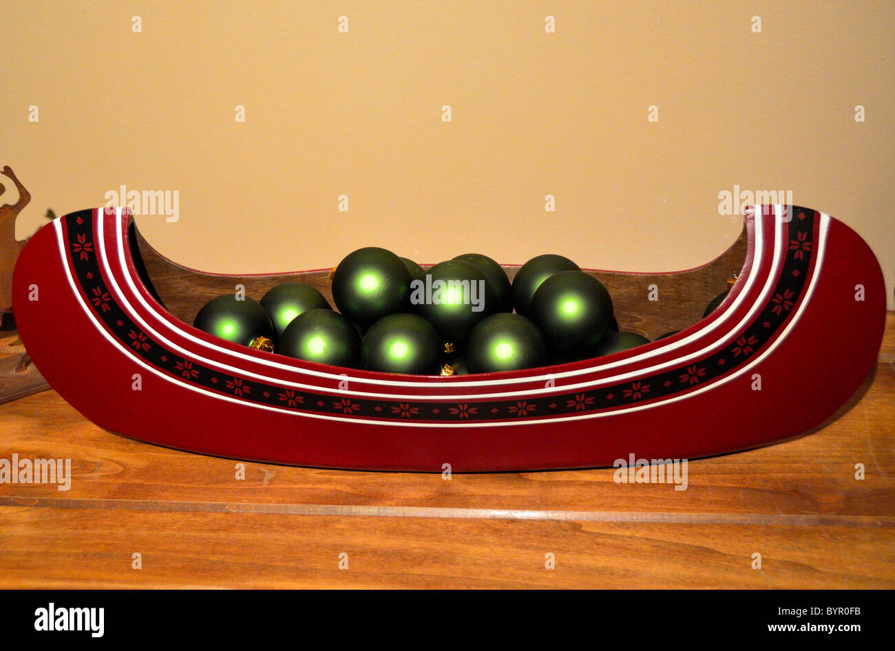 Décoration de maison de régime, une red canoe rempli de boules vertes. Banque D'Images