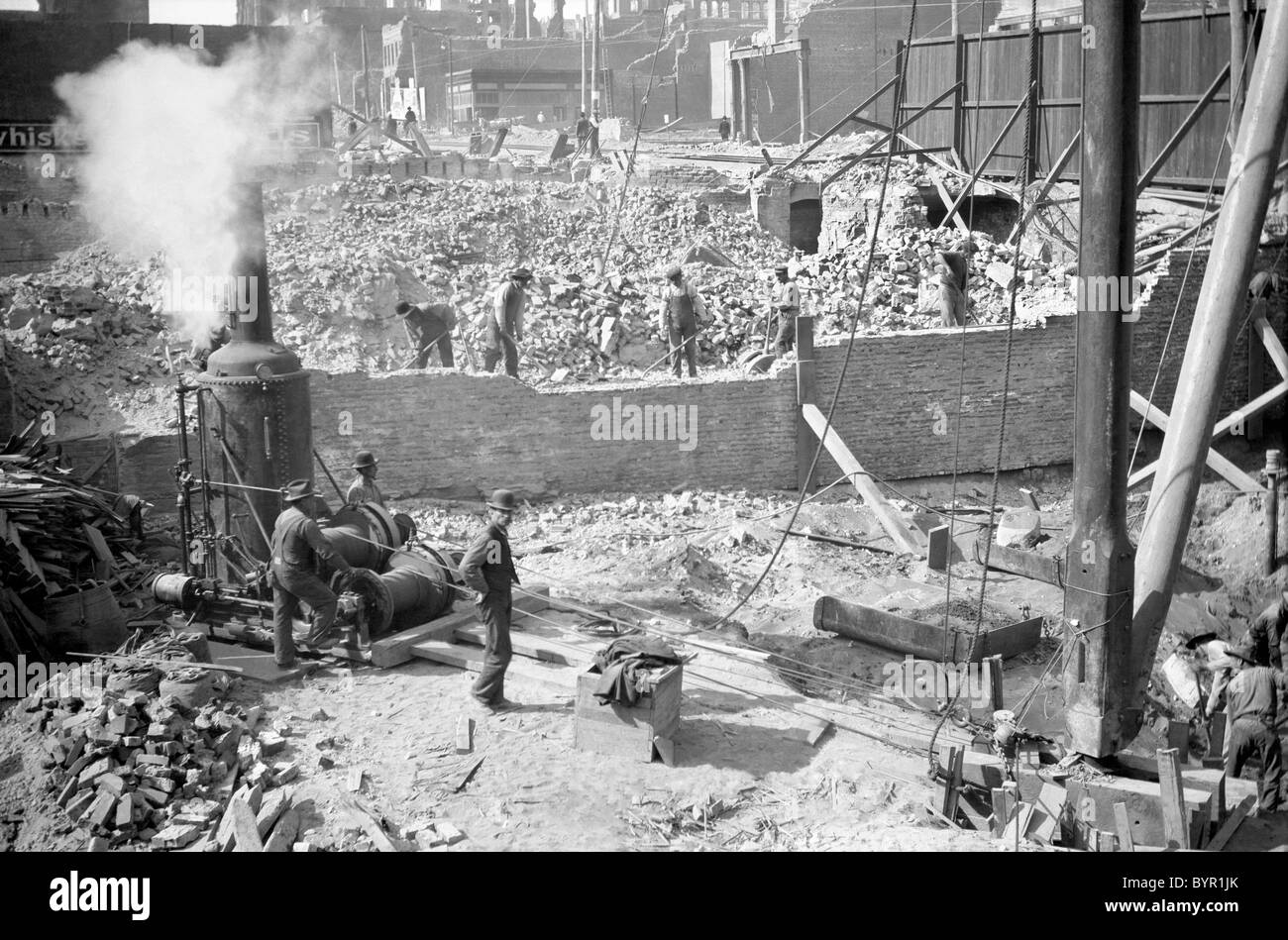 Suite de San Francisco après le tremblement de terre de 1906 avec piste d'ouvriers et de l'équipe "donkey' powered grue treuil Banque D'Images