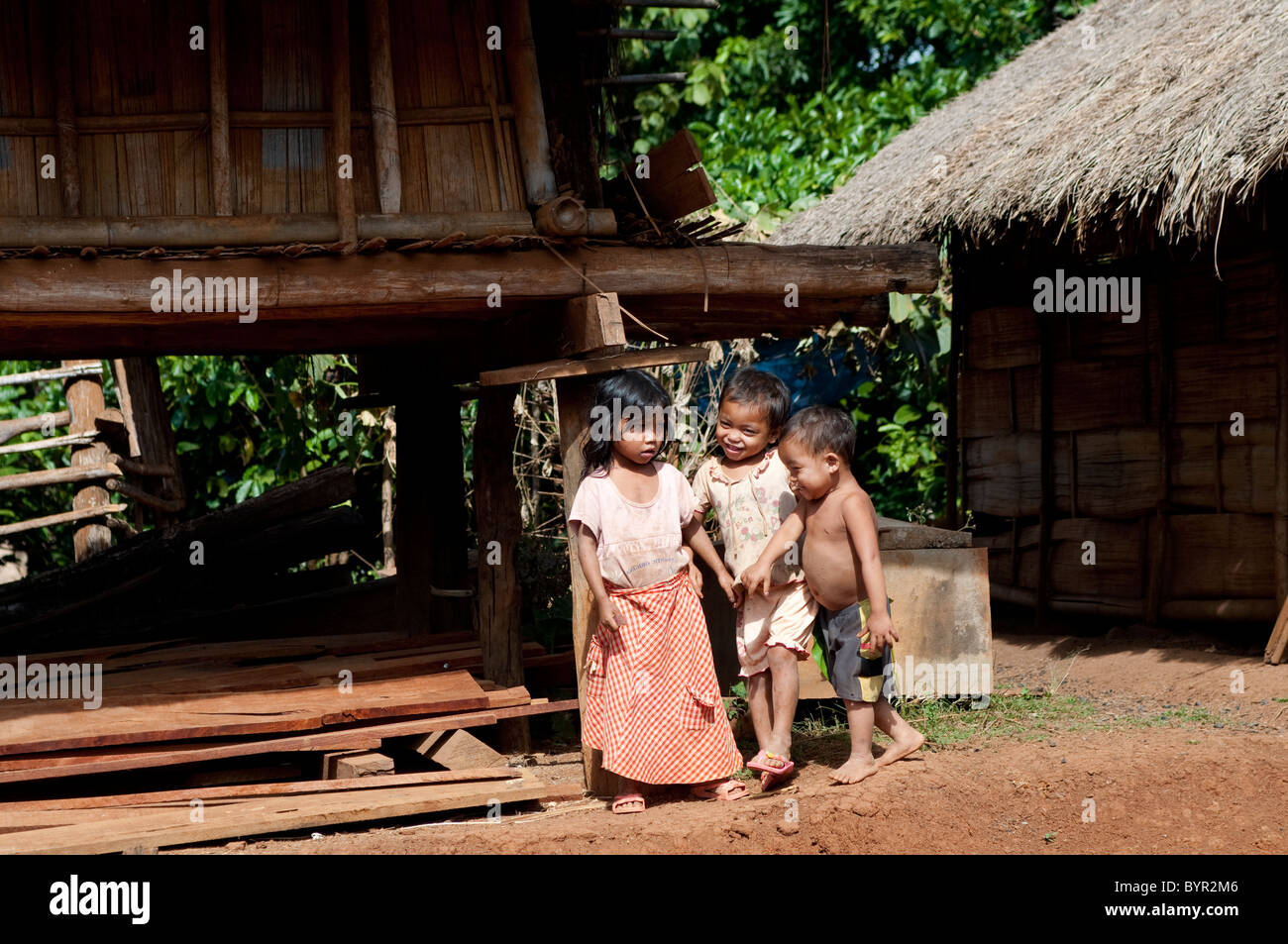 Les enfants, village des tribus des collines, Plateau des Bolavens, près de Pakxe, Laos Banque D'Images