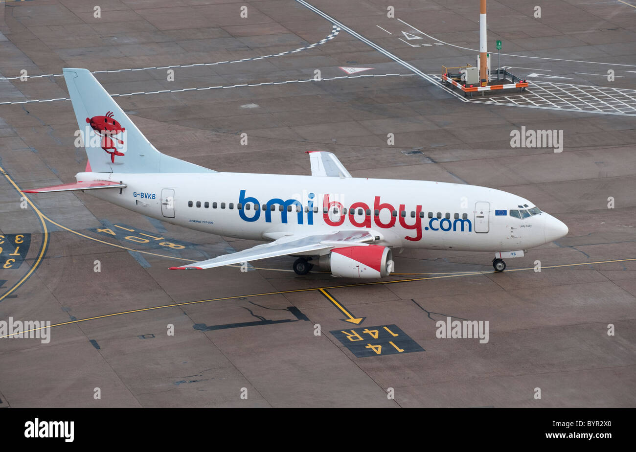 BMI baby un Boeing 737 sur le tarmac de l'aéroport de Nottingham East Midlands près de Kegworth UK Banque D'Images