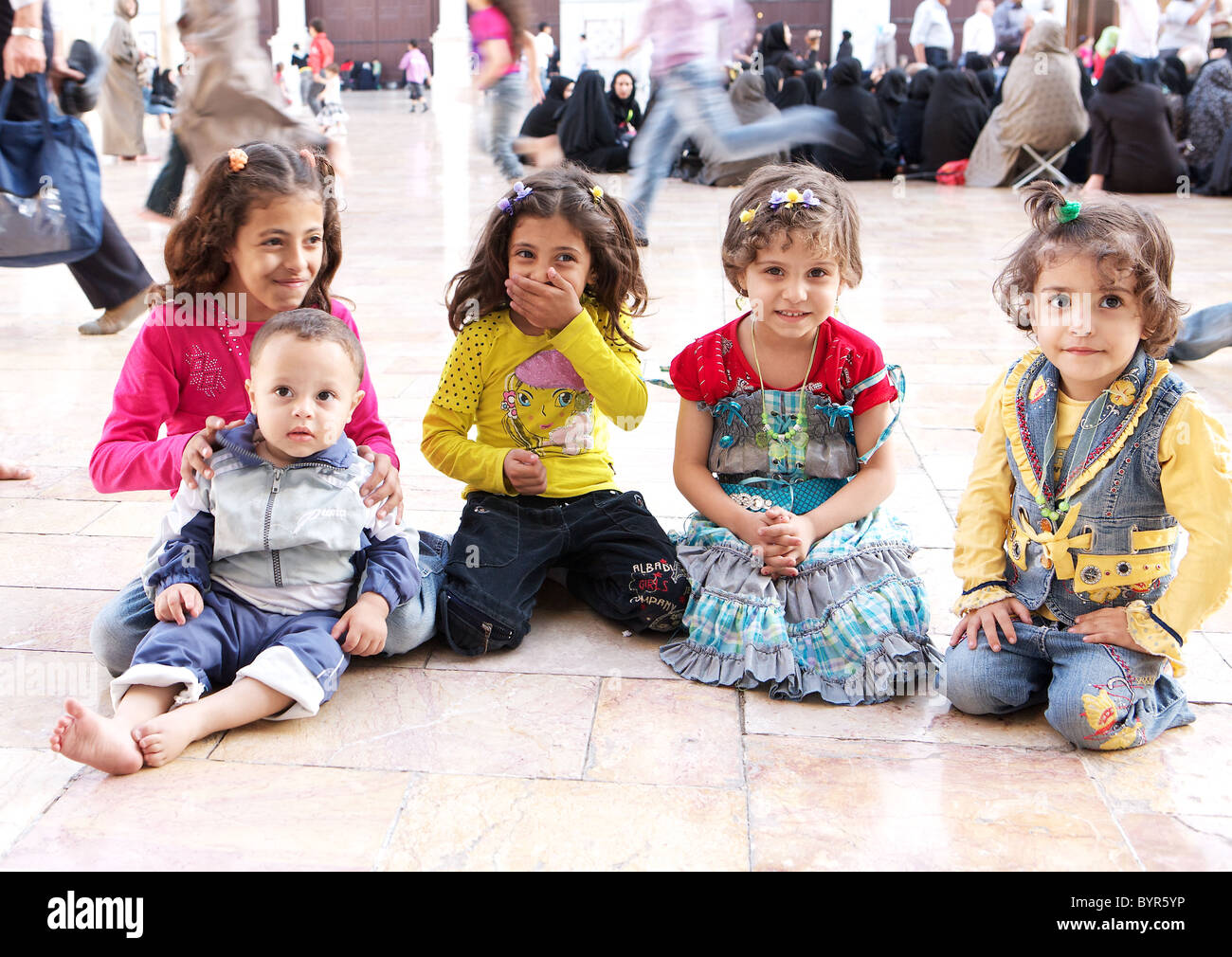 Les enfants syriens en Grande Mosquée des Omeyyades, Damas, Syrie Banque D'Images