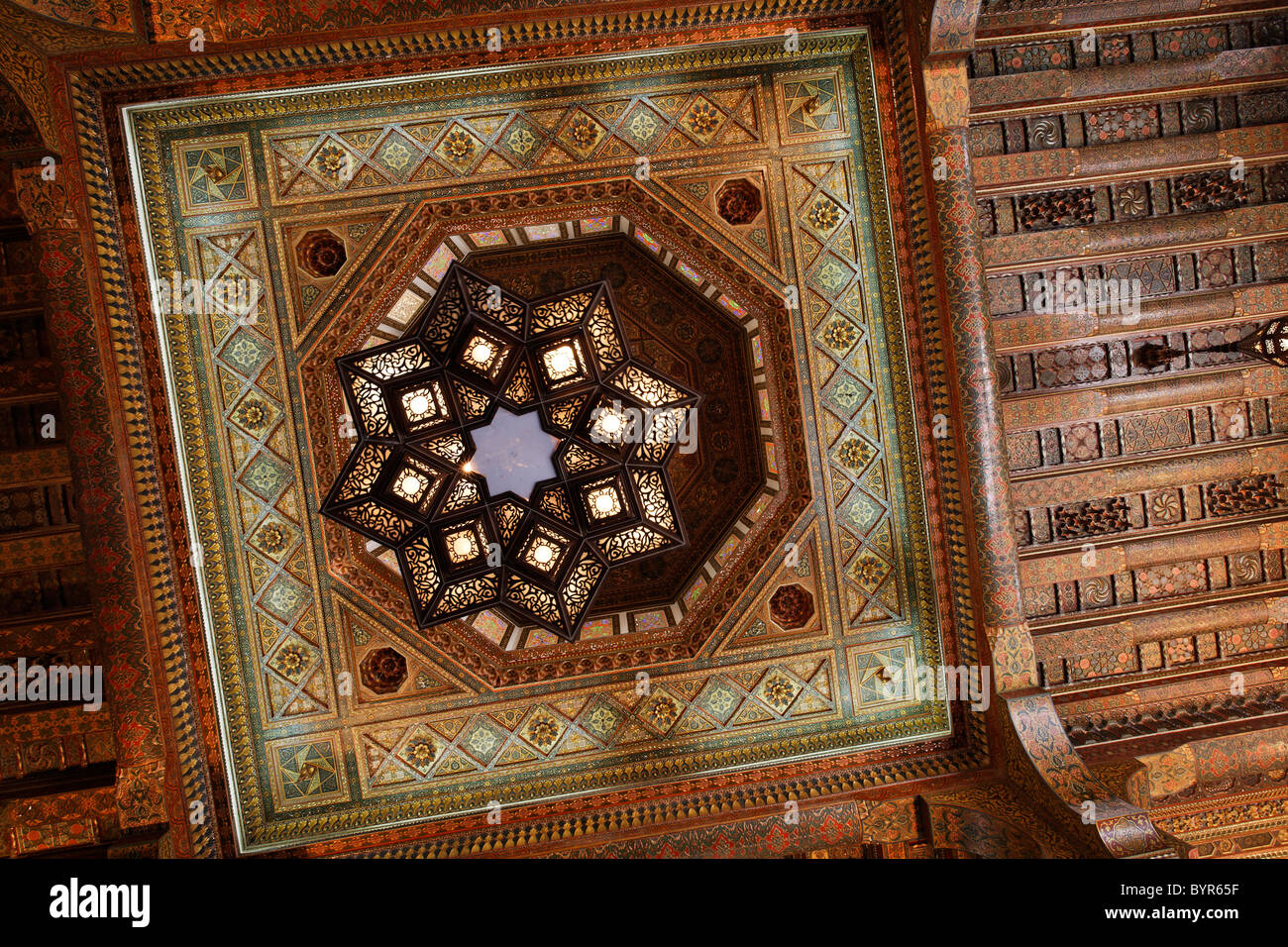 Plafond orné et d'un lustre à l'intérieur de la porterie de la Citadelle d'Alep, Syrie Banque D'Images