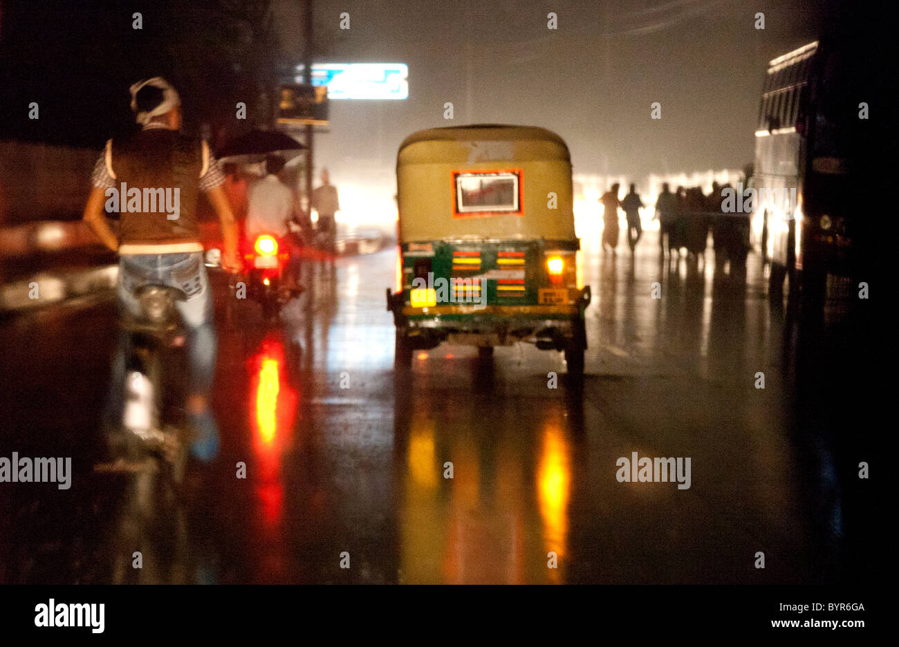 L'Inde, Uttar Pradesh, Agra vue à travers des pare-brise de pousse-pousse la nuit de pluie de mousson Banque D'Images