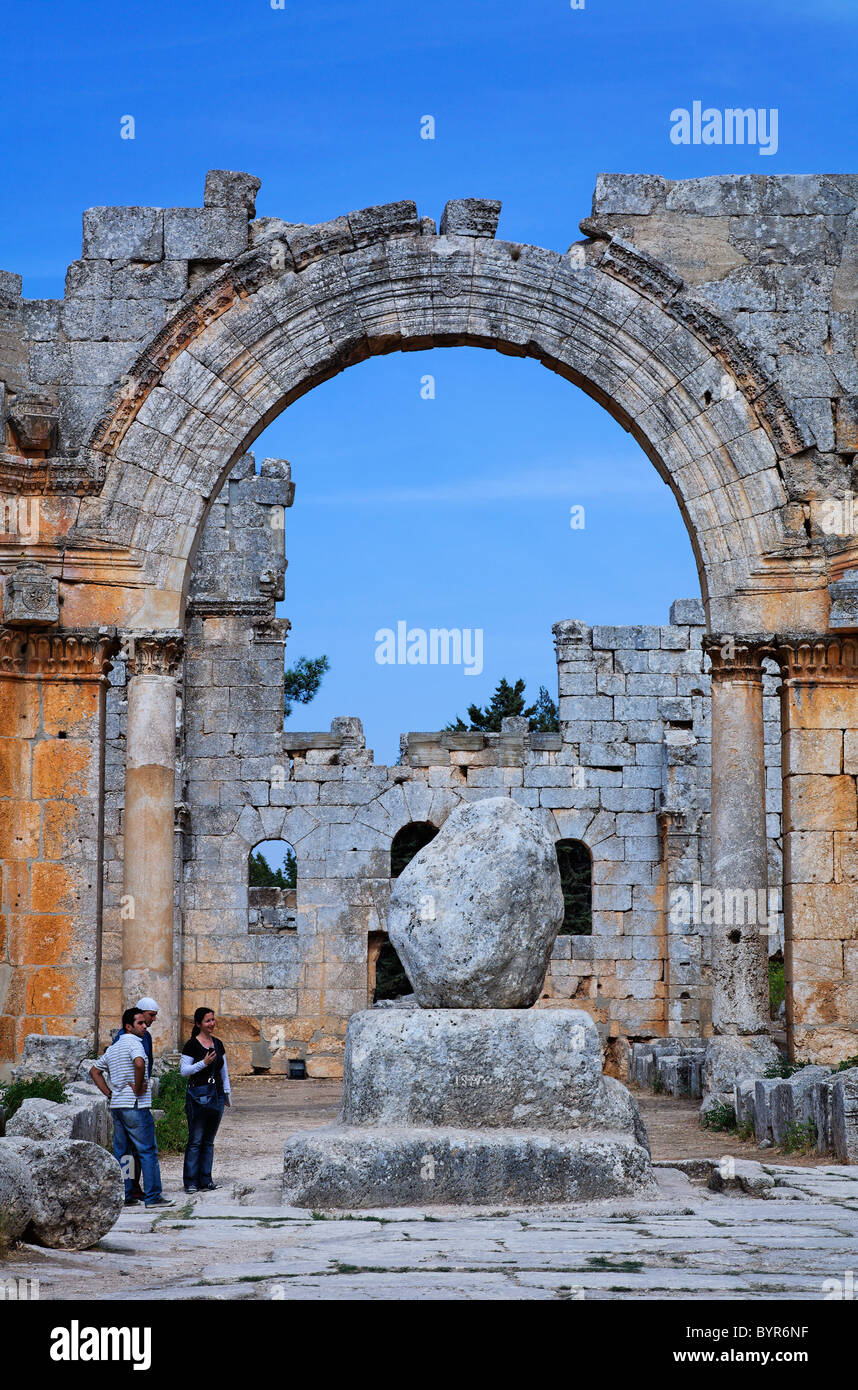 St Simeon's pilier dans les ruines de l'église de St Siméon, la Syrie Banque D'Images