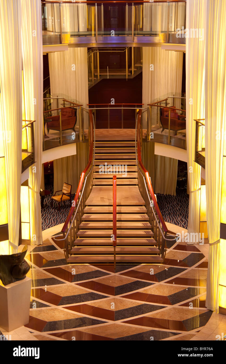 Grand escalier on Cruise Ship Banque D'Images