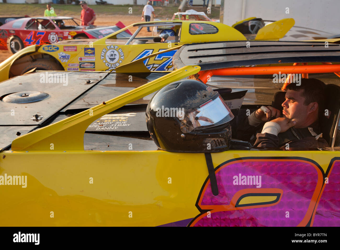 USA, au Mississippi, Gulfport, course automobile s'adapte le pilote jusqu'à l'intérieur de sa voiture avant la course au sud du Mississippi Speedway Banque D'Images
