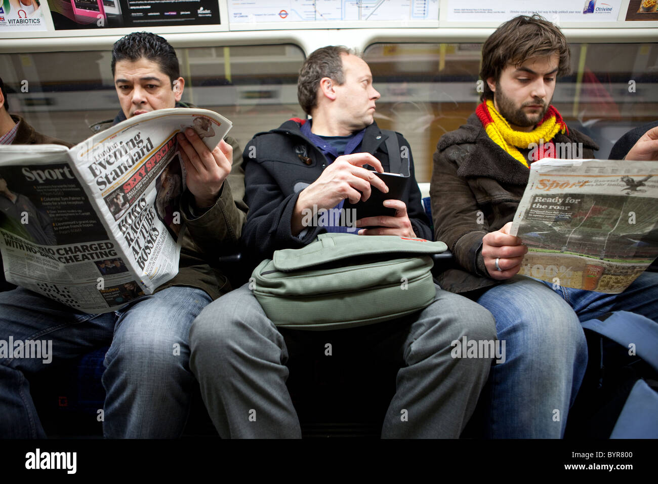 Les navetteurs sur le métro de Londres. Banque D'Images
