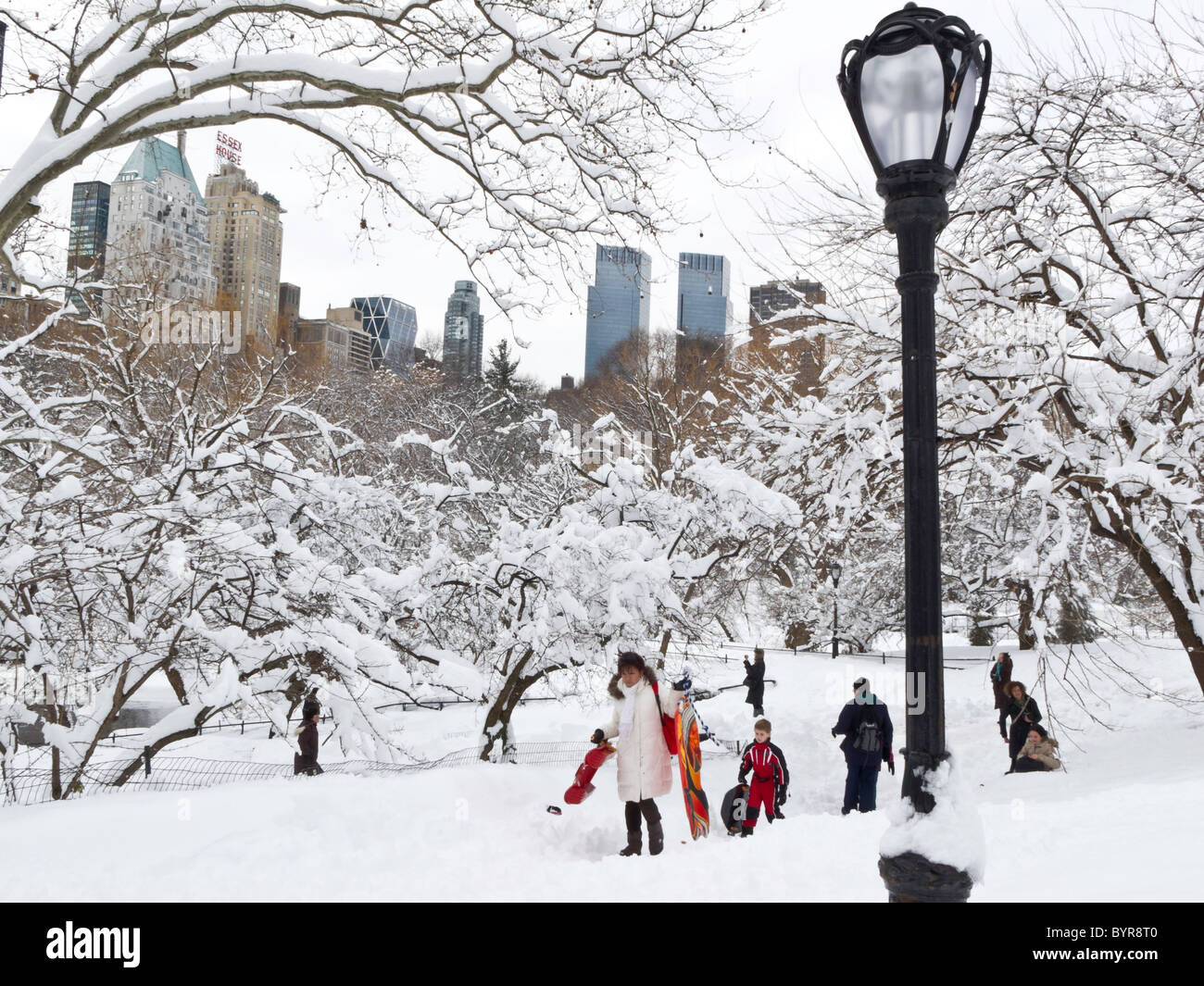 Les New-yorkais dans la neige, Central Park, Skyline en arrière-plan, NYC Banque D'Images