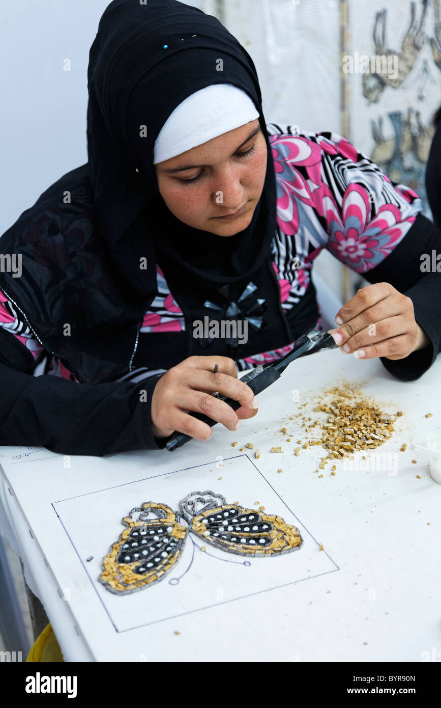 Femme faisant une mosaïque mosaïque moderne dans une boutique près de Mont Nebo, Jordanie Banque D'Images